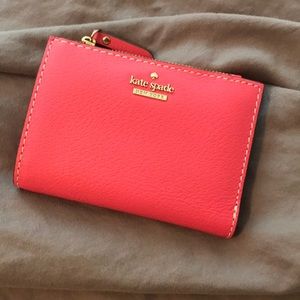 Small Kate spade wallet, used once. Like new.